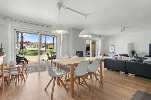 Moradia geminada V2+2, em condomínio com piscina, em Vilamoura.