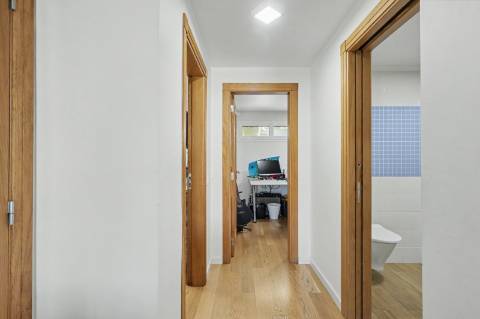 Moradia geminada V2+2, em condomínio com piscina, em Vilamoura.