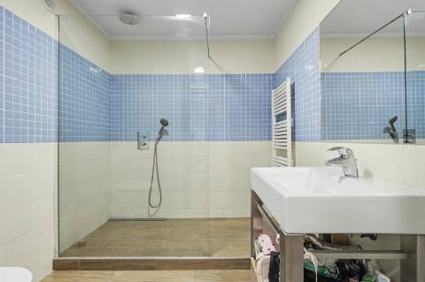 Moradia geminada V2+2, em condomínio com piscina, em Vilamoura.