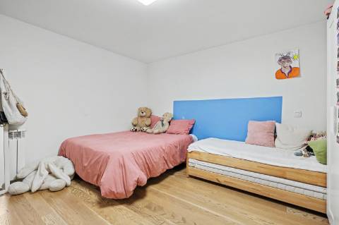 Moradia geminada V2+2, em condomínio com piscina, em Vilamoura.