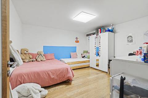Moradia geminada V2+2, em condomínio com piscina, em Vilamoura.