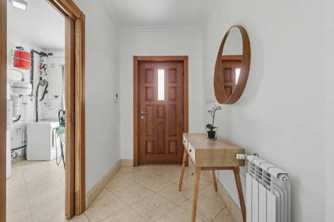 Moradia geminada V2+2, em condomínio com piscina, em Vilamoura.