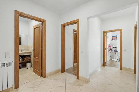 Moradia geminada V2+2, em condomínio com piscina, em Vilamoura.