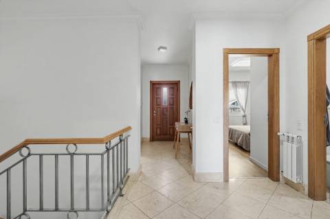 Moradia geminada V2+2, em condomínio com piscina, em Vilamoura.