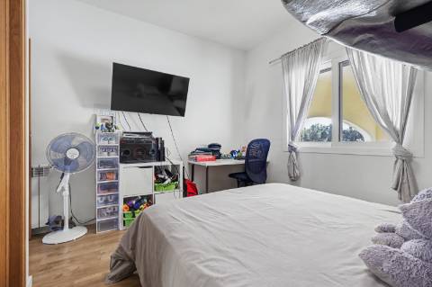 Moradia geminada V2+2, em condomínio com piscina, em Vilamoura.
