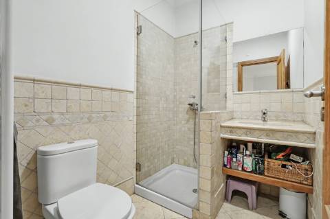 Moradia geminada V2+2, em condomínio com piscina, em Vilamoura.