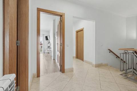 Moradia geminada V2+2, em condomínio com piscina, em Vilamoura.