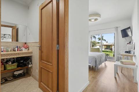 Moradia geminada V2+2, em condomínio com piscina, em Vilamoura.
