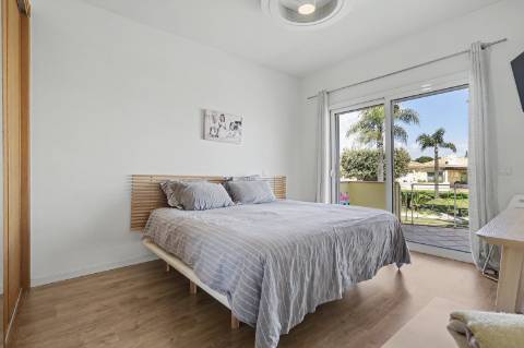 Moradia geminada V2+2, em condomínio com piscina, em Vilamoura.