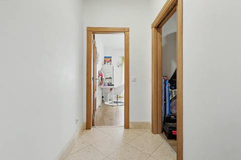 Moradia geminada V2+2, em condomínio com piscina, em Vilamoura.