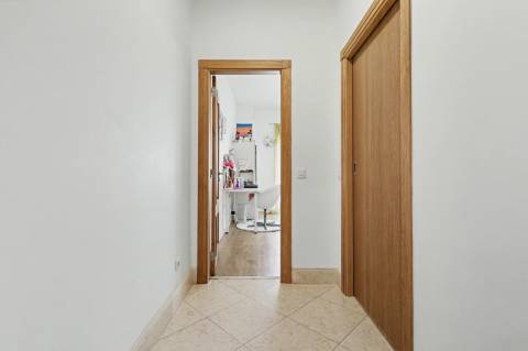 Moradia geminada V2+2, em condomínio com piscina, em Vilamoura.