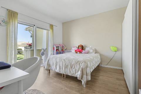 Moradia geminada V2+2, em condomínio com piscina, em Vilamoura.
