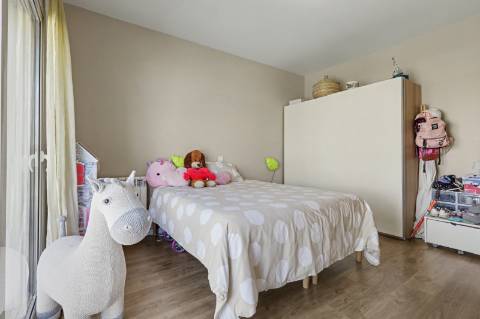 Moradia geminada V2+2, em condomínio com piscina, em Vilamoura.