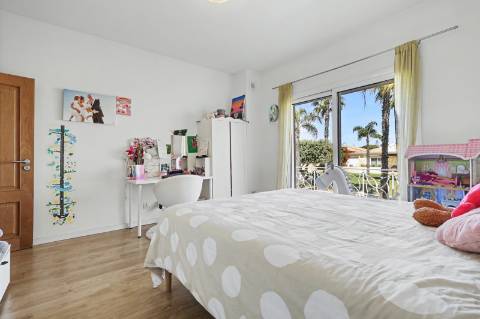 Moradia geminada V2+2, em condomínio com piscina, em Vilamoura.