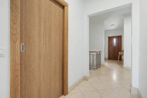 Moradia geminada V2+2, em condomínio com piscina, em Vilamoura.