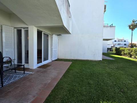Apartamento T1 renovado em condomínio com piscina em Vilamoura