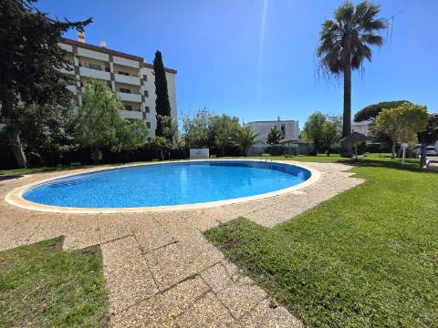 Apartamento T1 renovado em condomínio com piscina em Vilamoura