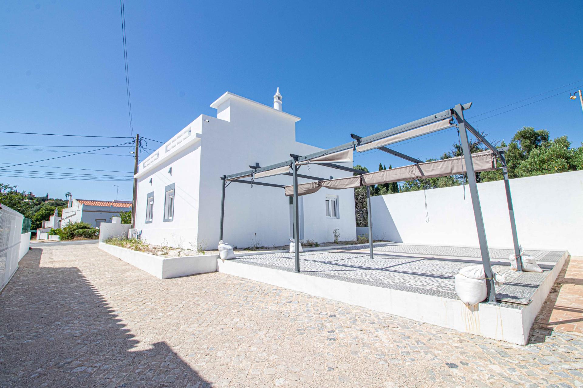 Moradia Algarvia Remodelada com 4.188 m² de Terreno Perto de Almancil