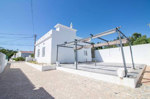 Moradia Algarvia Remodelada com 4.188 m² de Terreno Perto de Almancil
