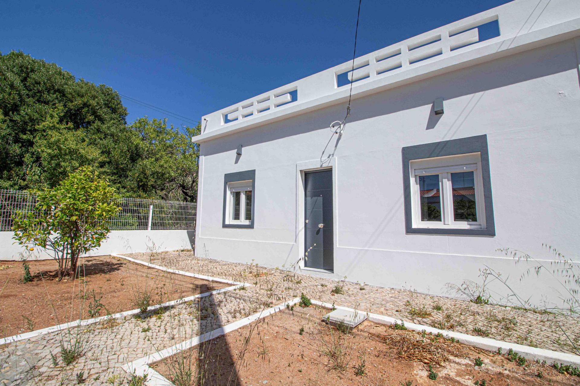 Moradia Algarvia Remodelada com 4.188 m² de Terreno Perto de Almancil