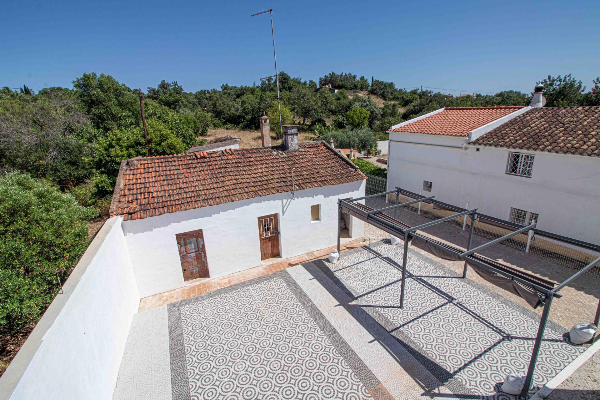 Moradia Algarvia Remodelada com 4.188 m² de Terreno Perto de Almancil
