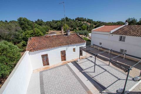 Moradia Algarvia Remodelada com 4.188 m² de Terreno Perto de Almancil