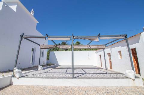 Moradia Algarvia Remodelada com 4.188 m² de Terreno Perto de Almancil