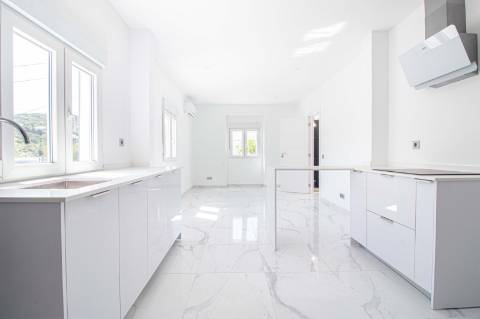 Moradia Algarvia Remodelada com 4.188 m² de Terreno Perto de Almancil