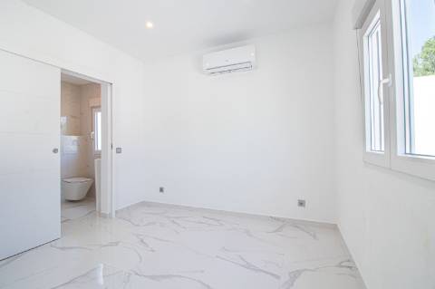 Moradia Algarvia Remodelada com 4.188 m² de Terreno Perto de Almancil