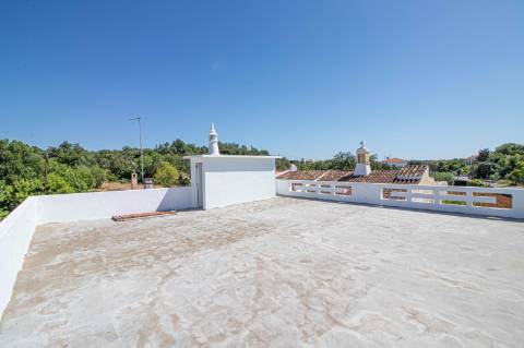 Moradia Algarvia Remodelada com 4.188 m² de Terreno Perto de Almancil