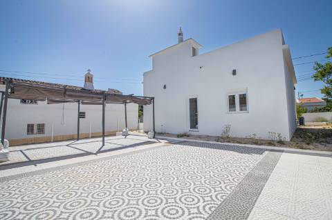 Moradia Algarvia Remodelada com 4.188 m² de Terreno Perto de Almancil