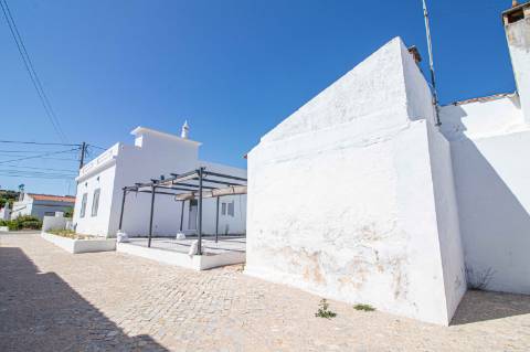 Moradia Algarvia Remodelada com 4.188 m² de Terreno Perto de Almancil