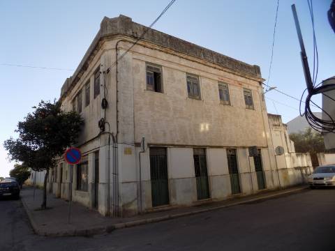 Prédio R/c com lojas e 1º andar habitação