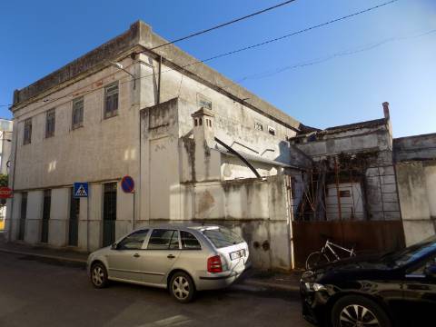 Prédio R/c com lojas e 1º andar habitação