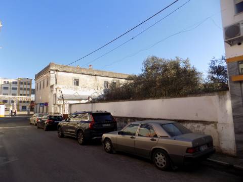 Prédio R/c com lojas e 1º andar habitação