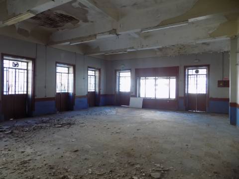 Prédio R/c com lojas e 1º andar habitação