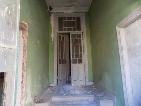 Prédio R/c com lojas e 1º andar habitação