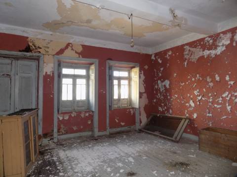 Prédio R/c com lojas e 1º andar habitação