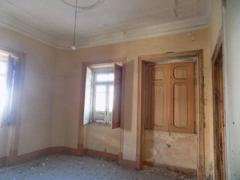 Prédio R/c com lojas e 1º andar habitação