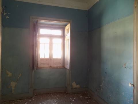 Prédio R/c com lojas e 1º andar habitação