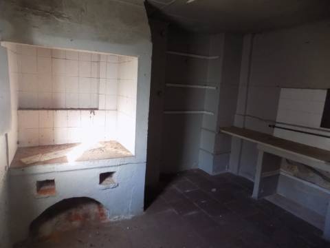 Prédio R/c com lojas e 1º andar habitação