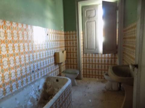 Prédio R/c com lojas e 1º andar habitação