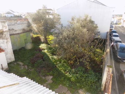 Prédio R/c com lojas e 1º andar habitação