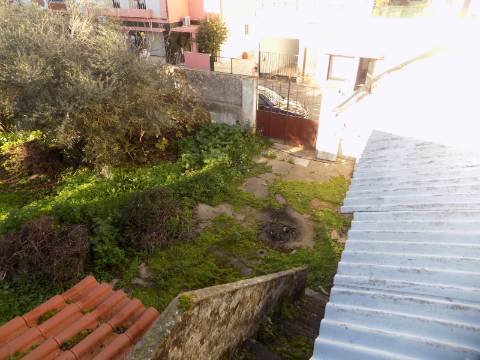 Prédio R/c com lojas e 1º andar habitação