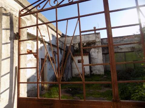 Prédio R/c com lojas e 1º andar habitação