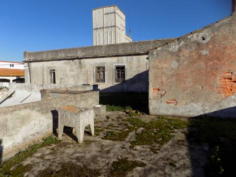 Prédio R/c com lojas e 1º andar habitação