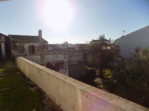 Prédio R/c com lojas e 1º andar habitação