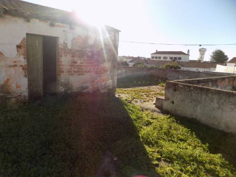 Prédio R/c com lojas e 1º andar habitação