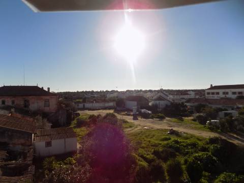 Prédio R/c com lojas e 1º andar habitação