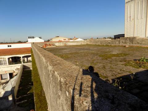 Prédio R/c com lojas e 1º andar habitação